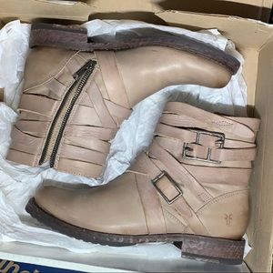 BNIB Frye Veronica short strappy in taupe